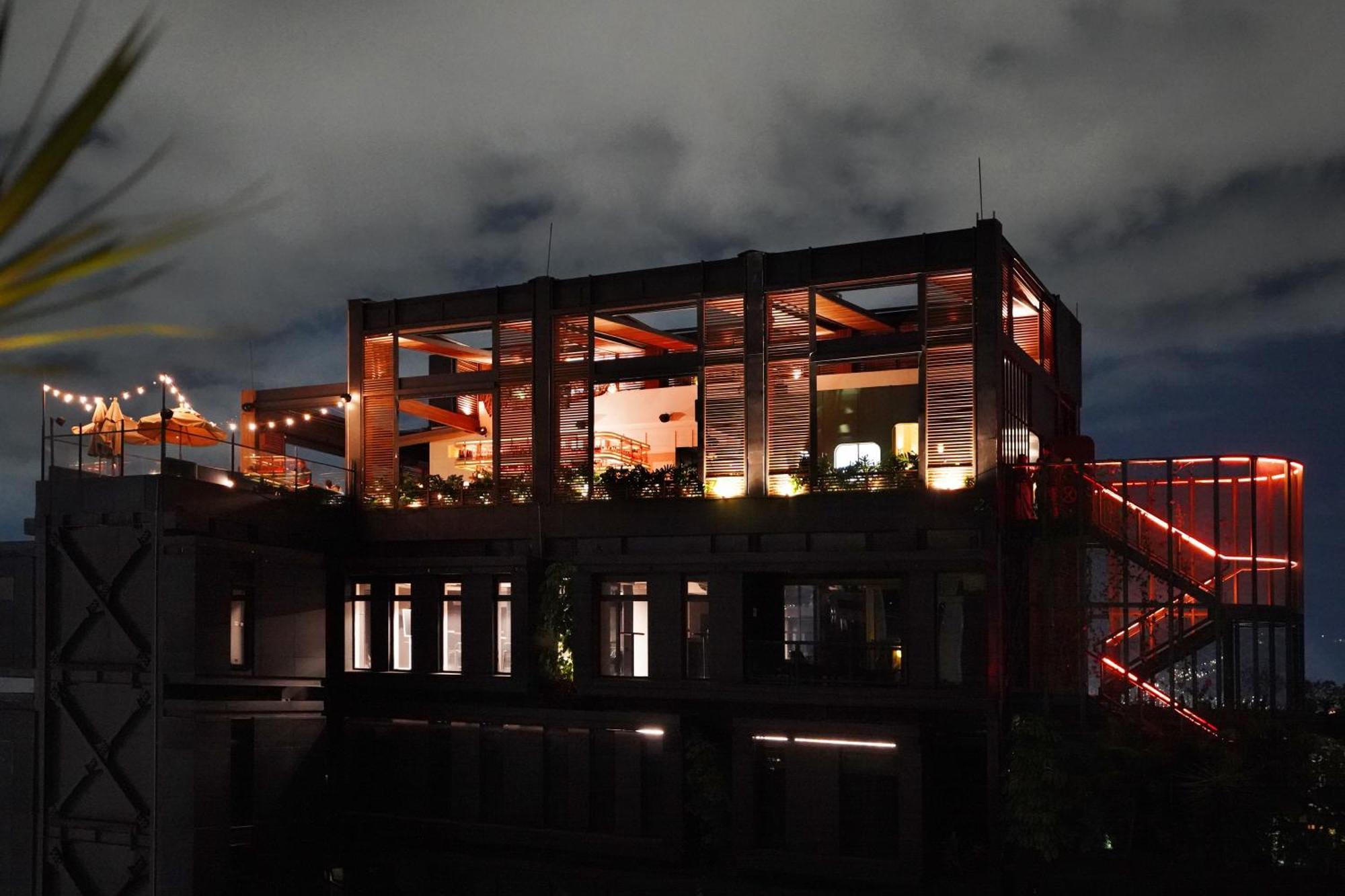 The Click Clack Hotel Medellín Zewnętrze zdjęcie The Sky Bar at the top of the building