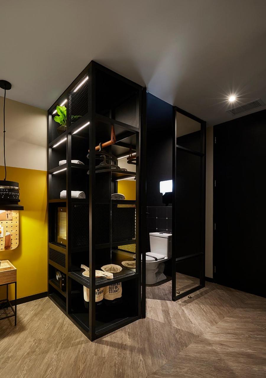 The Click Clack Hotel Medellín Zewnętrze zdjęcie A bathroom in a micro apartment