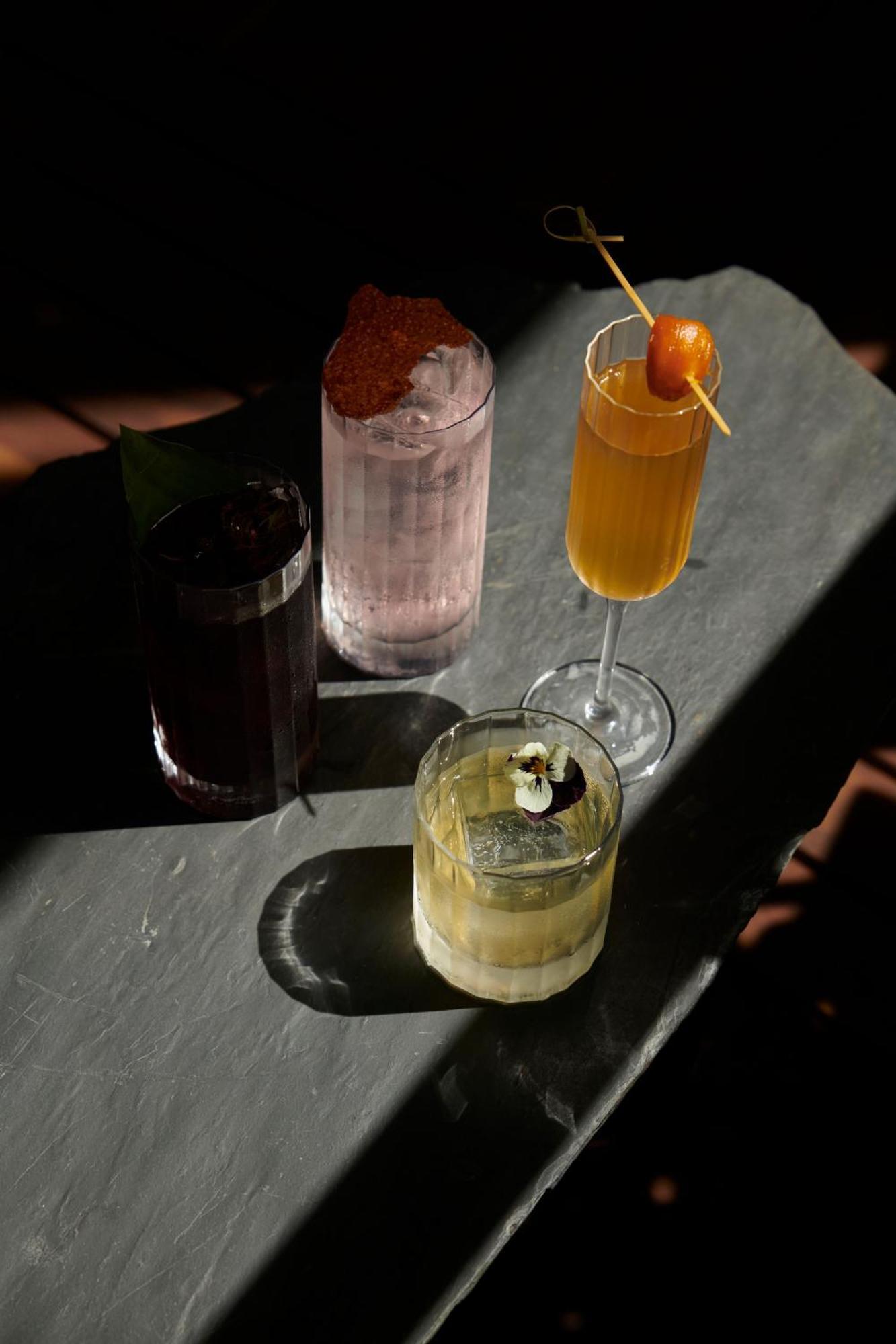 The Click Clack Hotel Medellín Zewnętrze zdjęcie Cocktails at the bar