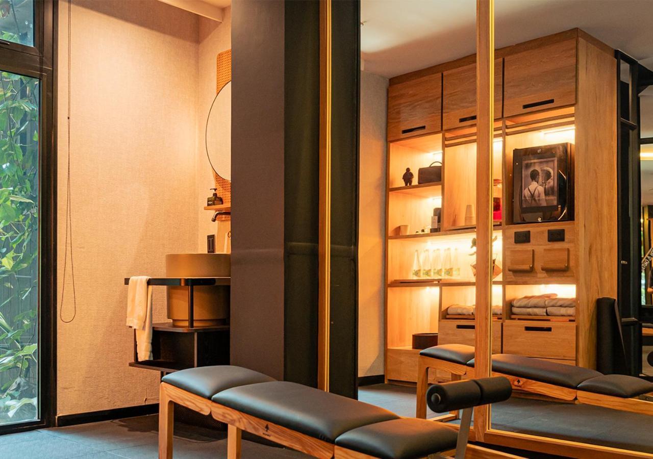 The Click Clack Hotel Medellín Zewnętrze zdjęcie A treatment room at a chiropractor's office